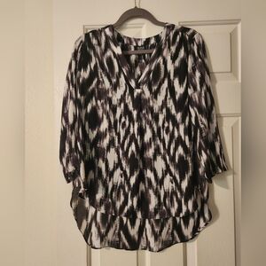 A.n.a Black and White Blouse Size Medium